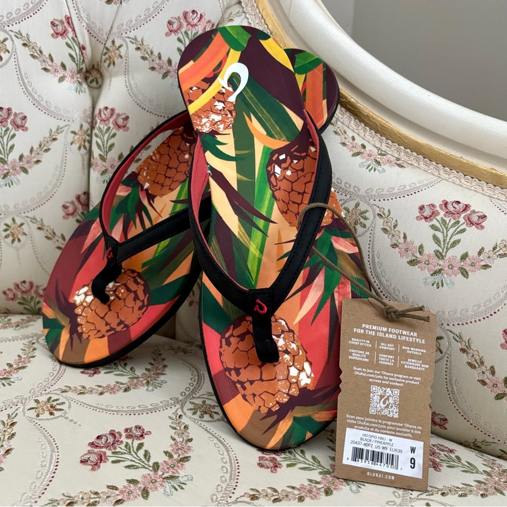 NWT Olukai Ho’Opio Leather Sandals Flip Flops Pineapple Print Women’s Size 9